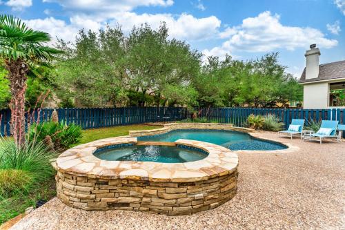 Luxury Home with Outdoor Pool Hot Tub and Yard in Austin, USA
