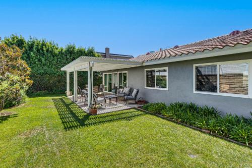 3 Mi to Huntington State Beach Home with Backyard! in Huntington Beach, USA