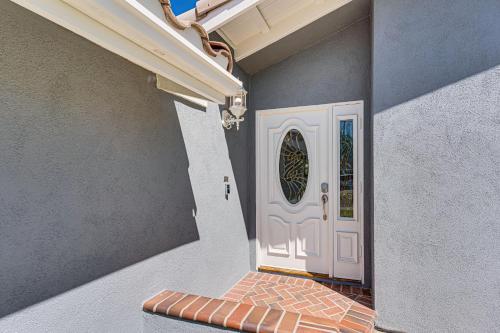 3 Mi to Huntington State Beach Home with Backyard! 3 Mi to Huntington State Beach Home with Backyard!