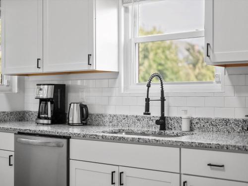 Bloomfield, Shadyside !B Spacious and Bright Private Bedroom with Shared Bathroom detail