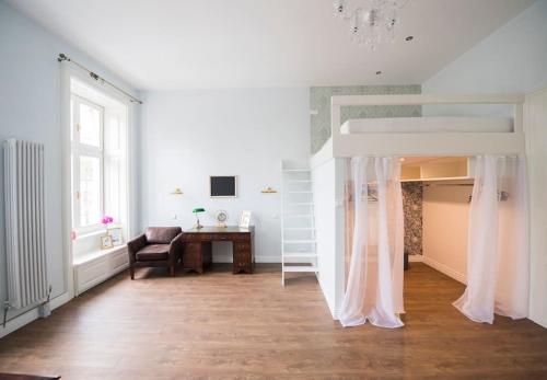 ROOMS in a Luxury designer period apartment in Old Town by presidential palace, Bratislava (fotografie 8)