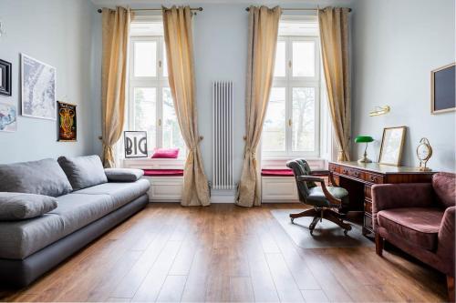 ROOMS in a Luxury designer period apartment in Old Town by presidential palace, Bratislava (fotografie 5)