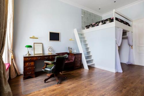 ROOMS in a Luxury designer period apartment in Old Town by presidential palace, Bratislava (fotografie 6)