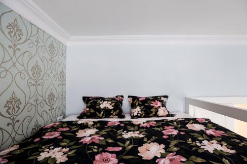 ROOMS in a Luxury designer period apartment in Old Town by presidential palace, Bratislava (fotografie 7)