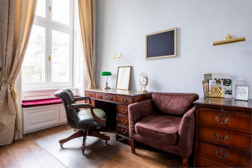ROOMS in a Luxury designer period apartment in Old Town by presidential palace, Bratislava (fotografie 4)