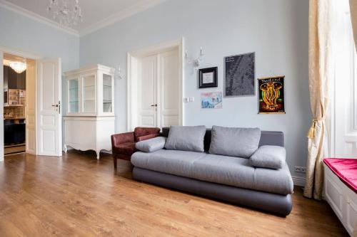 ROOMS in a Luxury designer period apartment in Old Town by presidential palace, Bratislava (fotografie 11)