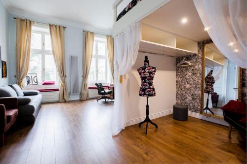 ROOMS in a Luxury designer period apartment in Old Town by presidential palace, Bratislava (fotografie 9)