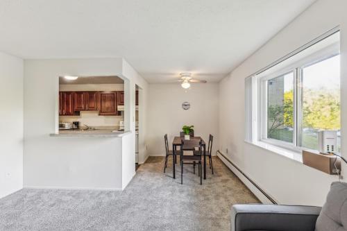Scenic towers 3012 I Cozy & Comfy I Free Parking in Brooklyn (OH)