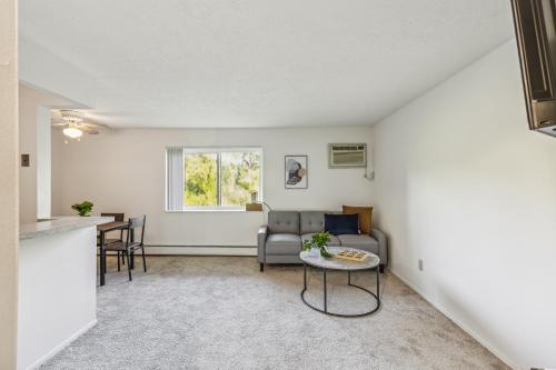 Scenic towers 3012 I Cozy & Comfy I Free Parking in Brooklyn (OH)