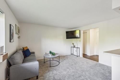 Scenic towers 3012 I Cozy & Comfy I Free Parking in Brooklyn (OH)