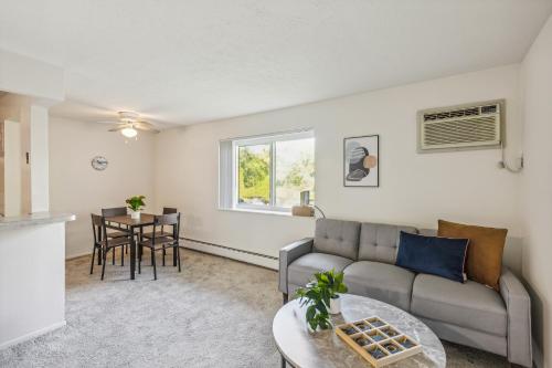 Scenic towers 3012 I Cozy & Comfy I Free Parking in Brooklyn (OH)