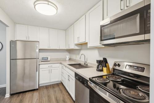 Midtown 3020 I Cozy & Comfy I Free Parking in Parma, USA