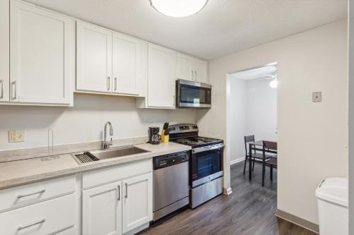 Scenic Towers 3020 I Cozy & Comfy I Free Parking in บรู๊คลิน (โอเอช) 