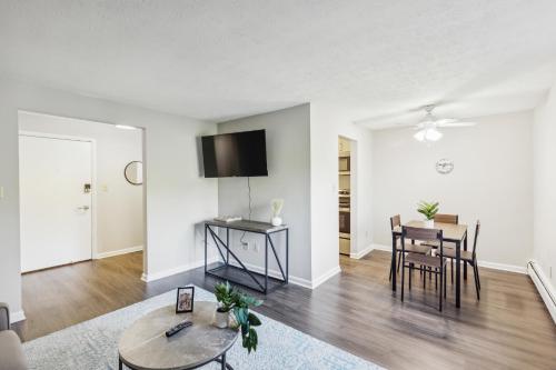 Scenic Towers 3020 I Cozy & Comfy I Free Parking in บรู๊คลิน (โอเอช) 