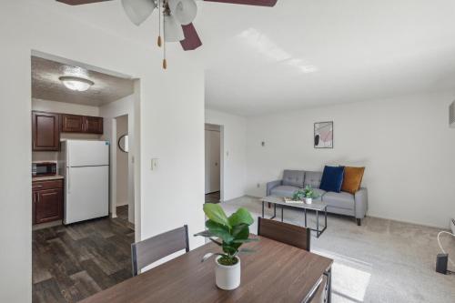 Midtown 3402I Cozy & Comfy I Free Parking in Brooklyn (OH)