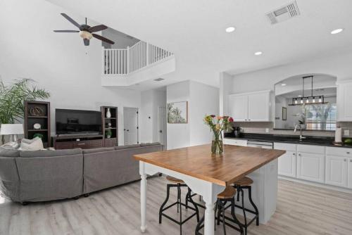 Tropical 7BR Heated Pool Pet Friendly Disney - image 3