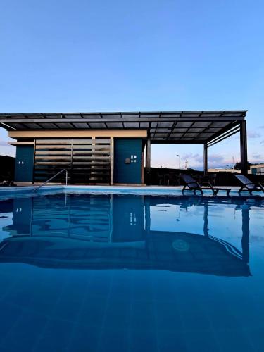 Casa Vacacional Piscina, Jacuzzy, Sauna a 2m del Aeropuerto el Eden AXM, 20m Parque del cafe y 15m de Armenia by Molca Xperiences