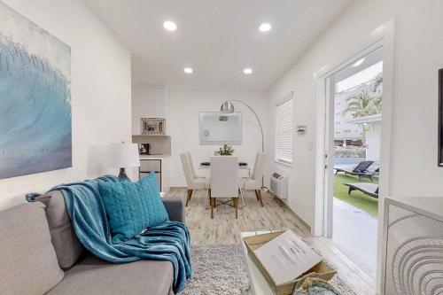 Chic 1 BR w Parking Space & Walk to the Beach #6 in Hollywood, USA
