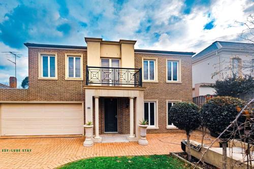 Balwyn Luxury 5BR Mansion with Cinema & BBQ
