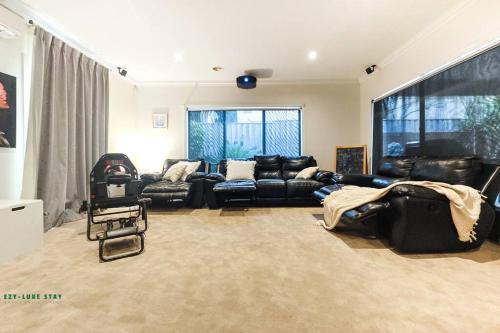 Balwyn Luxury 5BR Mansion with Cinema & BBQ