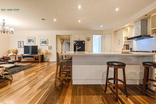 Balwyn Luxury 5BR Mansion with Cinema & BBQ in Balwyn
