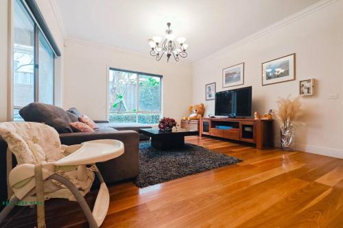 Balwyn Luxury 5BR Mansion with Cinema & BBQ in Balwyn