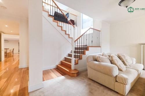 Balwyn Luxury 5BR Mansion with Cinema & BBQ in Balwyn