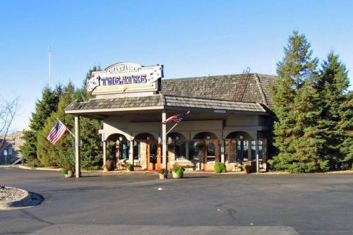 Nature's Blissful Haven - King Bed & Heated Garage in Chanhassen (MN)