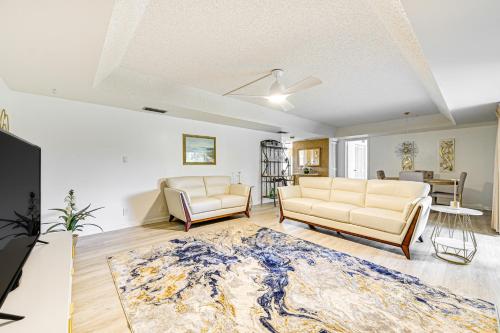 3 Mi to Downtown Naples: Country Club Condo! in East Naples