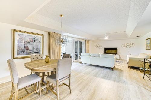 3 Mi to Downtown Naples: Country Club Condo! in East Naples