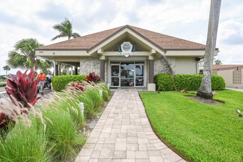 3 Mi to Downtown Naples: Country Club Condo! in East Naples