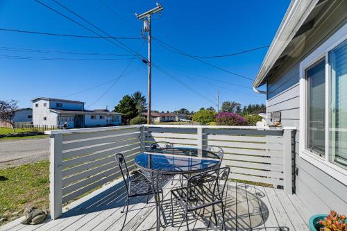 Updated Home 2 Mi to Beach in Crescent City! in Crescent City North