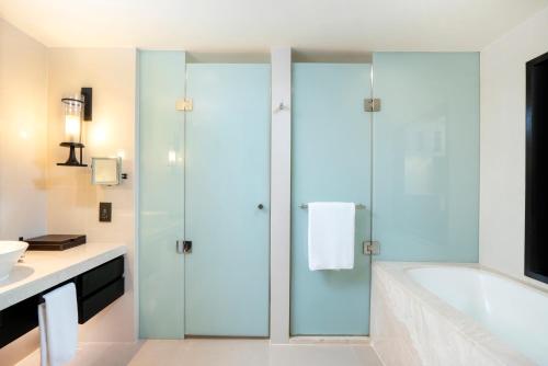 Twin Room - Club Access image 5