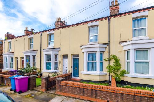 Elegant 3 Bedroom House Sleeps 8 - Tap to explore photos