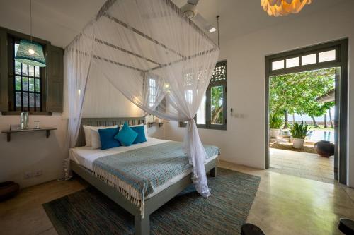 Villa - Beach Front image 7