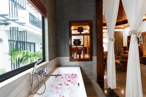 Landmark Room image 9