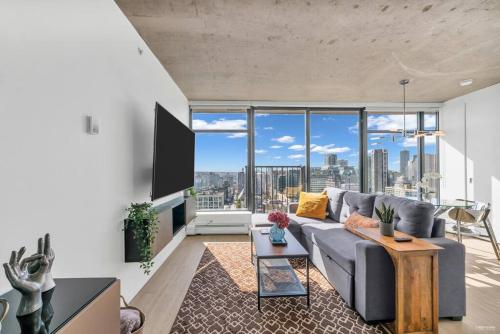 SKYVIEW, 40th FLOOR! 2BR CONDO IN DOWNTOWN VANCOUVER in Vancouver, Canada