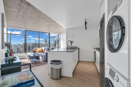 SKYVIEW, 40th FLOOR! 2BR CONDO IN DOWNTOWN VANCOUVER in Vancouver, Canada
