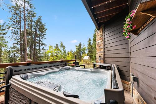Treehouse 1BR with Hot Tub home in Black Hawk, USA
