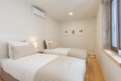 Two-Bedroom Deluxe Apartment with Terrace and Garden image 4