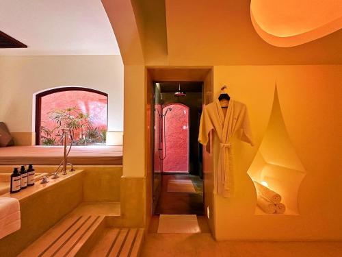 Pool Suite image 8
