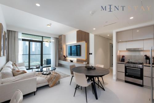 Marina Vista 2, Emaar Beachfront - Mint Stay, Dubai