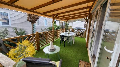 Balcony/terrace, Mobil'Home neuf Camping Montourey a Frejus near Les Coloniaux