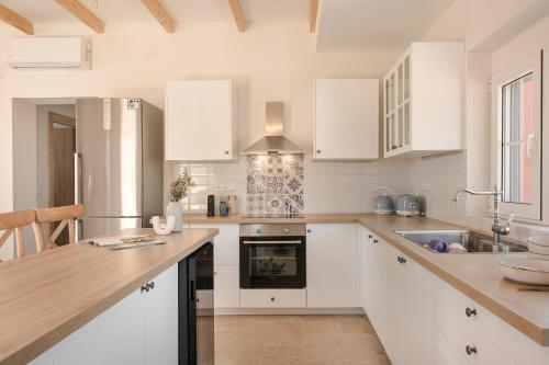 Villa Annino in Karavados Village with private Pool! in Livathou