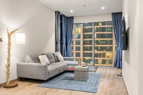 Dubai Marina 1BR with Pool Near Shops & Restaurants, Дубай (фото 2)