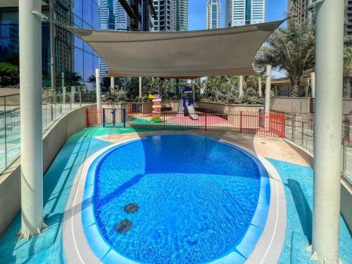 Dubai Marina 1BR with Pool Near Shops & Restaurants, Дубай (фото 8)