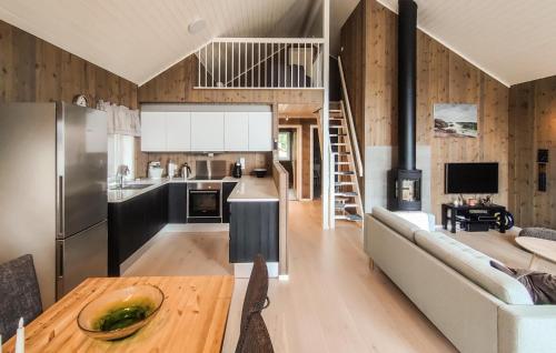 virtuve, 3 Bedroom Beautiful Home In Forsand in Forsand