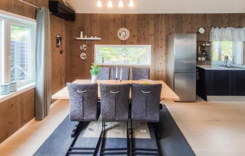 virtuve, 3 Bedroom Beautiful Home In Forsand in Forsand
