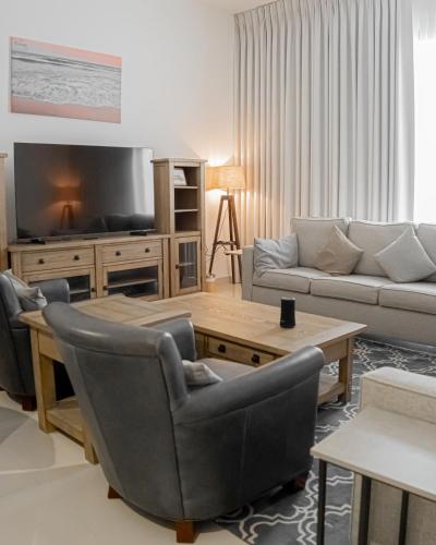 Közös társalgó / TV, 3BR villa and maid room by escape time in Al Aqah
