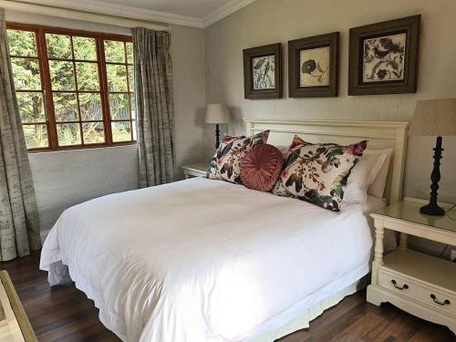 1 queen bed, 1 sofa bed
